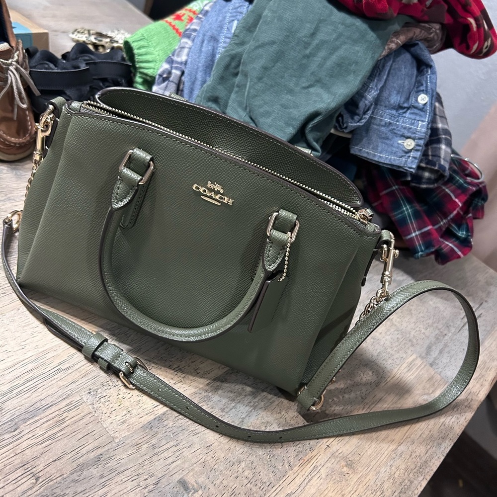 Medium sized crossbody army green